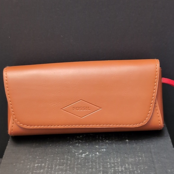 Fossil Brown Leather Magnetic Fold Over Eyeglasses Case. - Picture 2 of 8